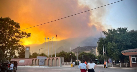 Sute de evacuări pe mare în Turcia, unde un incendiu violent de pădure se apropie de o centrală termică în care se află mii de tone de cărbune; 45,5 grade Celsius la Marmaris, un record istoric
