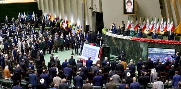 Ultraconseevatorul Ebrahim Raisi, învestit de Parlament al oputea preşedinte al Iranului 