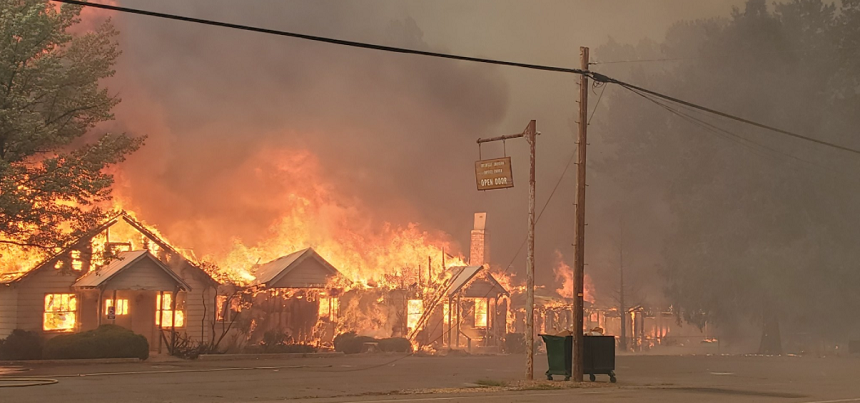 Orăşelul Greenville din nordul Californiei, devastat de incendiul Dixie Fire; 2.000 de noi evacuări în statul american