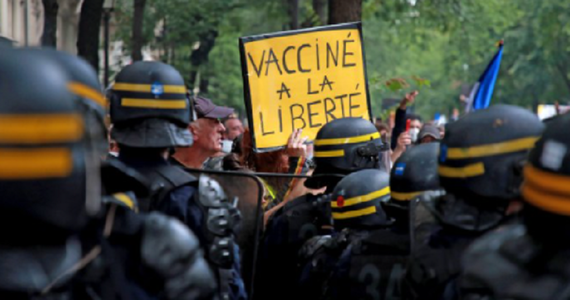 Paşaportul sanitar, lărgit începând de luni, iar vaccinarea personalului sanitar obligatorie, decide Consiliul Constituţional francez; manifestaţie la Paris