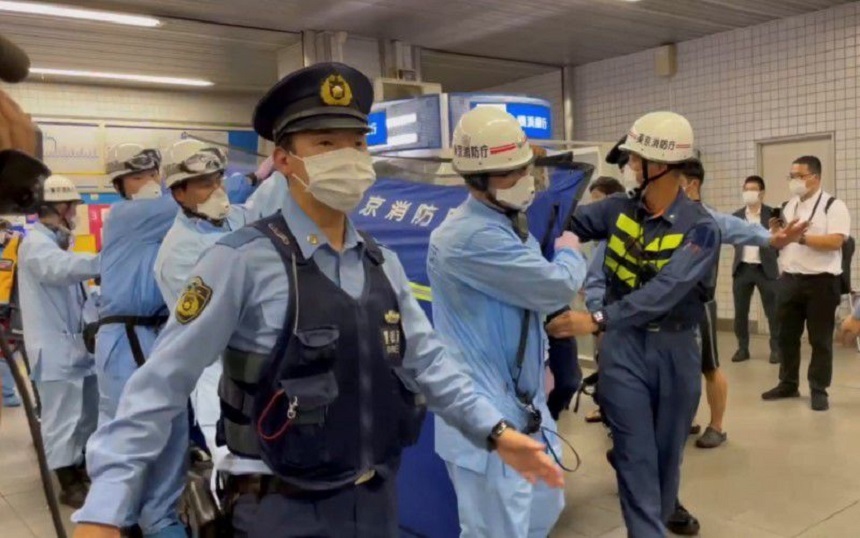 Bărbatul care a înjunghiat mai multe persoane într-un tren din Tokyo spune că voia să omoare “femeile care păreau fericite”