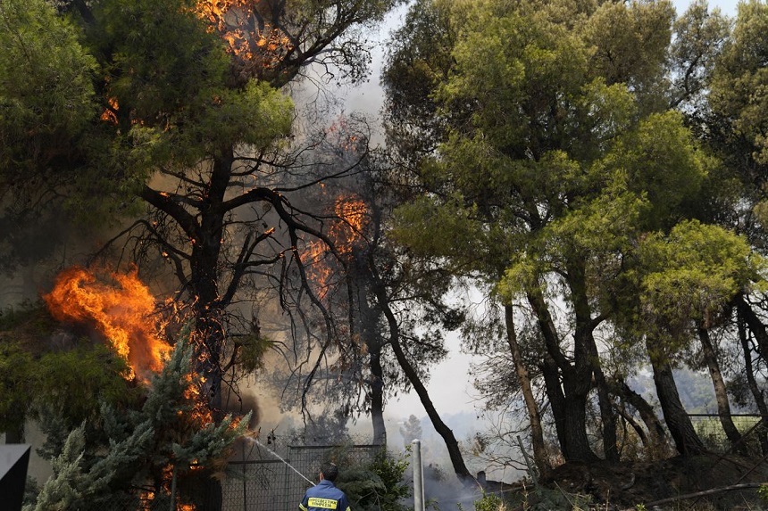 Un avion folosit pentru stingerea incendiilor s-a prăbuşit în Zakynthos; pilotul a supravieţuit