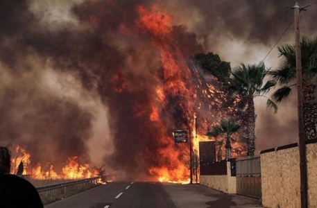 Grecia - Pompierii continuă să se lupte cu flăcările pe insula Evia pentru a şaptea zi consecutiv
