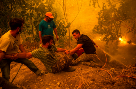 Incendiul de pe Insula greacă Evia este ”încet pe cale să fie controlat”; pompierii luptă în continuare împotriva sinistrelor, soldate cu trei morţi în întreaga Grecie
