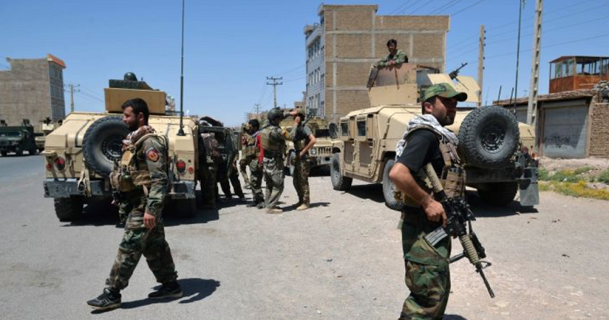 Sute de membri ai forţelor armate afgane, poliţişti şi miliţii, retraşi pe aeroportul din Kunduz în urma căderii oraşului în weekend, se predau talibanilor cu tot cu echipament