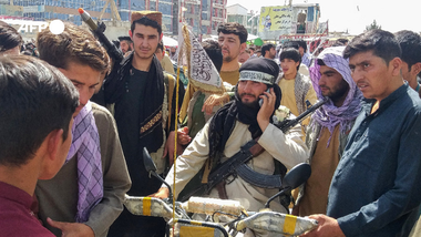 Talibanii cuceresc oraşul Ghazni, situat la 150 de kilometri sud-vest de Kabul, a zecea capitală provincială care cade pe mâna insurgenţilor în decurs de o săptămână