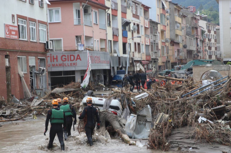 Nordul Turciei, lovit de inundaţii sângeroase, în timp ce se reface după o serie de incendii; cinci morţi şi o persoană dată dispărută în inundaţii la malul Mării Negre; opt răniţi, în urma surpării unui pod rutier, din cauza unei alunecări de teren