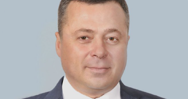 Un bogat ales local rus din Kamceatka, Igor Redkin, acţionar la compania Vitiaz-Aero, de la care un elicopter s-a prăbuşit într-un lac din regiune, se predă poliţiei după ce omoară, în stare de ebrietate, un tânăr, crezând că este un urs