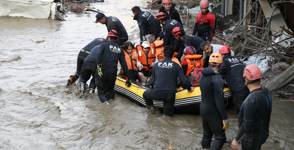 Bilanţul victimelor inundaţiilor din nordul Turciei creşte la 27 de morţi