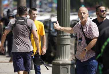 Ciocniri la un protest la primăria din Los Angeles. Un bărbat a fost înjunghiat, doi reporteri au fost agresaţi – VIDEO