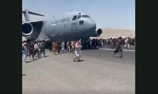Mii de oameni încearcă să se agaţe de avioanele americane care părăsesc Afganistanul. Câteva decese, raportate pe aeroportul din Kabul - VIDEO