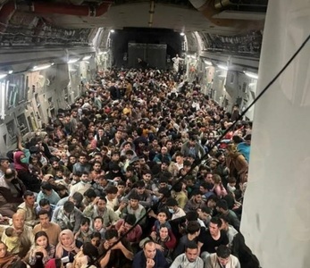 Imagine dramatică dintr-un avion american - Peste 600 de persoane, disperate să plece din Kabul