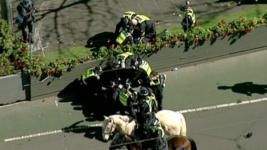 Protest violent faţă de restricţii, în Melbourne - Sute de arestări; mai mulţi poliţişti au fost răniţi / VIDEO