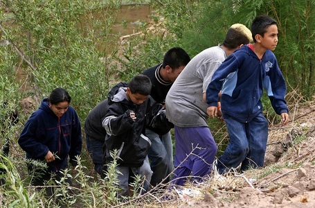 Statele Unite au cerut Mexicului să evacueze taberele ad-hoc care adăpostesc mii de migranţi în oraşele de la graniţă - surse