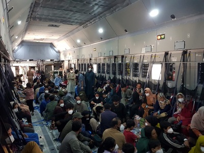 AP: Evacuarea din Afganistan, reluată de urgenţă după atacul de joi în care au murit mai mult de 100 de oameni