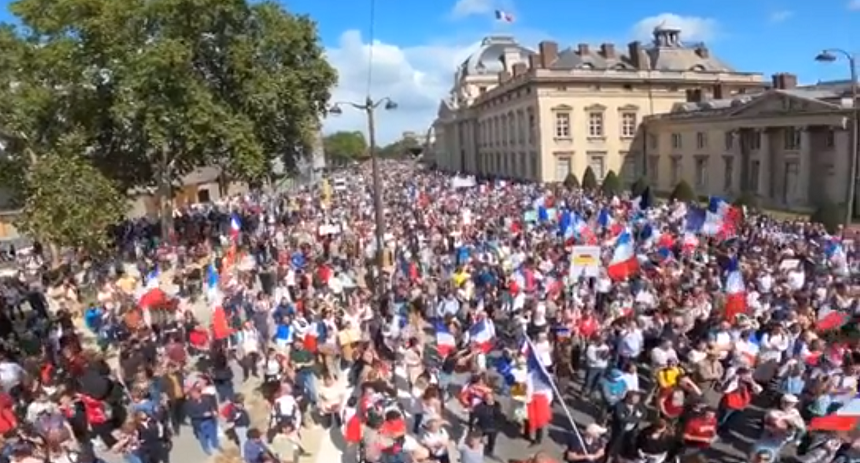Zeci de mii de francezi au ieşit în stradă pentru a protesta faţă de paşaportul sanitar impus de guvern – VIDEO