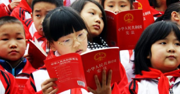 China interzice examenele scrise în primii doi ani ai şcolii primare, într-o încercare de a scădea presiunea asupra elevilor şi de a stimula natalitatea, pe fondul unei încetiniri economice