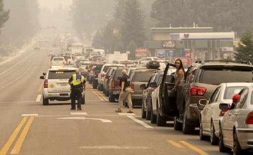 Zeci de mii de persoane evacuate în California, pe malul de sud al Lacului Tahoe, o zonă turistică, ameninţată de incendiul Caldor Fire