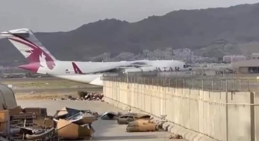 O echipă tehnică din Qatar soseşte la Kabul cu un avion de tip C-17A Globemaster, primul avion care aterizează în Afganistan după plecarea americanilor, pentru a discuta despre ”reluarea operaţiunilor pe aeroport”