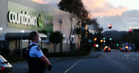 Atac jihadist într-un supermarket în oraşul neozeelandez Auckland, soldat cu şase răniţi; atacatorul, un bărbat din Sr Lanka supravegheat de poliţişti, ucis