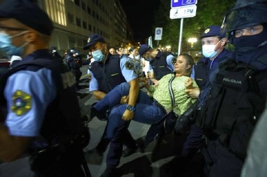 Slovenia: Intervenţie a poliţiei după ce un grup de manifestanţi antivaccinare a pătruns în clădirea televiziunii publice şi a ajuns într-un studio