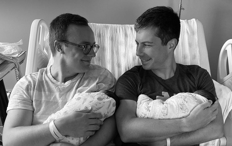 Pete Buttigieg, secretar de stat american al Transporturilor, şi soţul lui Chasten, au anunţat naşterea gemenilor adoptaţi 
