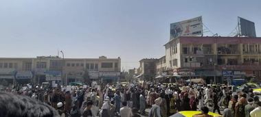 Talibanii trag focuri de armă în aer pentru a dispersa manifestanţi la sediul Ambasadei Pakistanului la Kabul