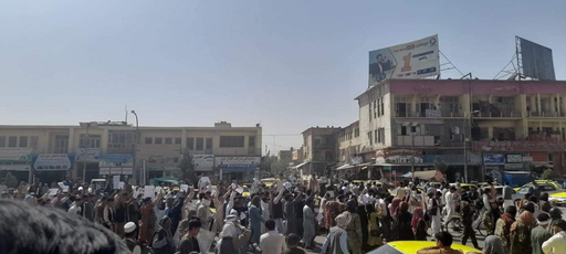 Talibanii trag focuri de armă în aer pentru a dispersa manifestanţi la sediul Ambasadei Pakistanului la Kabul