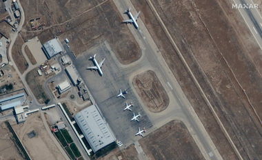 Administraţia Biden, supusă unor presiuni cu privire la evacuarea a sute de persoane, inclusiv americani, blocate pe aeroportul Mazar-i-Sharif, în nordul Afganistanului
