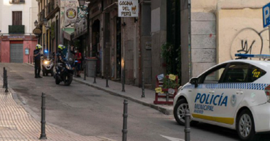 Indignare şi manifestaţii în Spania în urma agresării unui tânăr homosexual la Madrid de către opt persoane mascate, căutate de poliţie; agresorii i-au tăiat o buză cu un briceag, cu care i-au scris ”maricon” pe fese