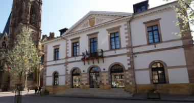 Un tânăr francez cu tulburări psihiatrice, inculpat în urma descoperirii a patru bombe artizanale cu uraniu în Alsacia; trei bombe erau ”în stare de funcţionare”, ”din oxid de uraniu praf”, şi ”o piatră minerală radioactivă care iradiază 2.500 de becquereli”