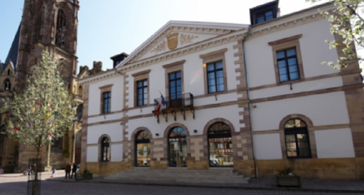 Un tânăr francez cu tulburări psihiatrice, inculpat în urma descoperirii a patru bombe artizanale cu uraniu în Alsacia; trei bombe erau ”în stare de funcţionare”, ”din oxid de uraniu praf”, şi ”o piatră minerală radioactivă care iradiază 2.500 de becquereli”