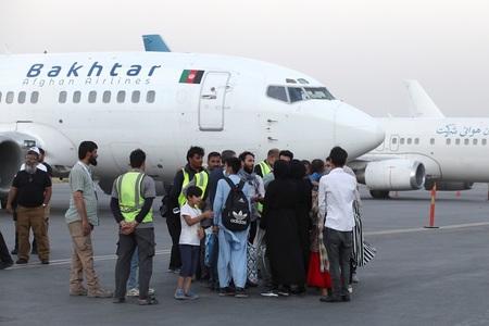 Primul zbor comercial internaţional de la Kabul, cu peste 100 de pasageri la bord