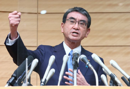Foarte popularul Taro Kono intră în cursa la conducerea partidului aflat la putere în Japonia