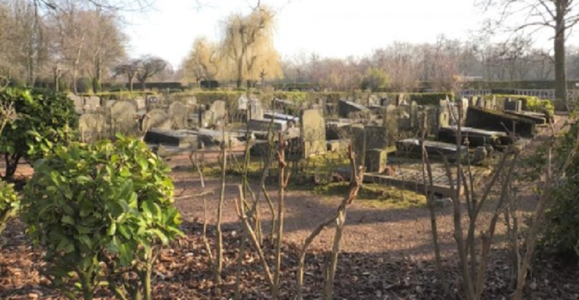 Mormintele a trei membri ai comandoului aflat la originea atentatelor din noiembrie 2015 din Franţa au putut identificate pentru scurt la Cimitirul Multiconfesional de la Bruxelles, după ce paznicul cimitirului a postat din greşeală o bază de date online