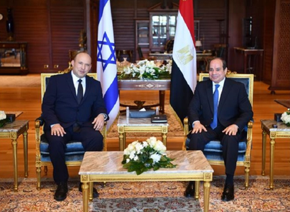 Premierul israelian Naftali Bennett, în vizită în Egipt, o premieră din 2011, se întâlneşte cu Abdel Fattah el-Sisi la Sharm el-Sheikh, în cadrul unor ”eforturi vizând o relansare a procesului de pace” între israelieni şi palestinieni