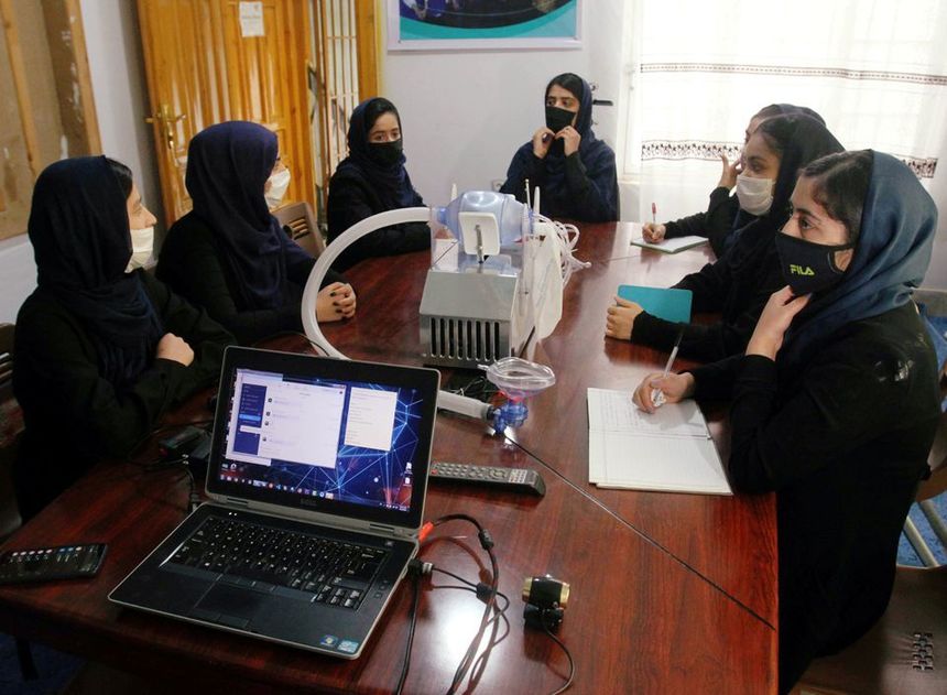 Oficial taliban: Femeile afgane nu ar trebui să aibă voie să lucreze alături de bărbaţi