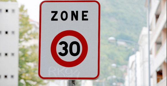 Oraşul francez Lyon reduce viteza în localitate la 30 km/h, începând din primăvara lui 2022, în vederea reducerii accidentelor rutiere şi zgomotului circulaţiei