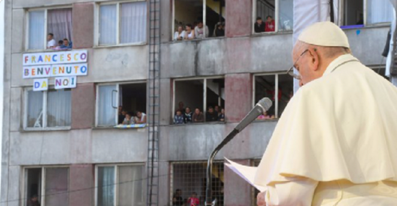 Papa Francisc îndeamnă, în cartierul dărăpănat al comunităţii rome Lunik IX, la Kosice, în estul Slovaciei, la ”integrare” şi împotriva ”ghetoului”