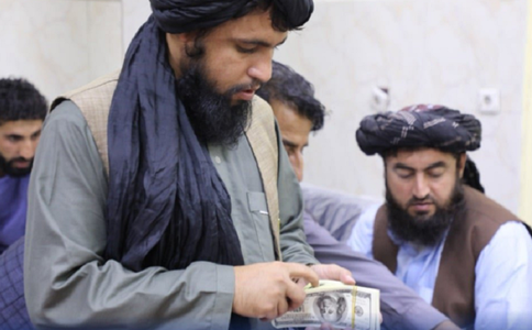 Numerar şi lingouri de aur în valoare de 12,3 milioane de dolari, găsite la foşti oficiali afgani, anunţă Banca centrală afgană