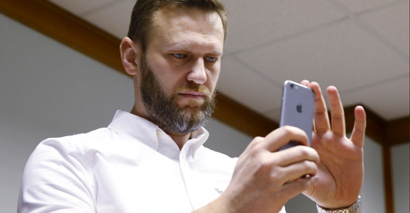 Google şi Apple şterg aplicaţia lui Navalnîi cu privire la ”votul inteligent” în prima zi a alegerilor legislative din Rusia