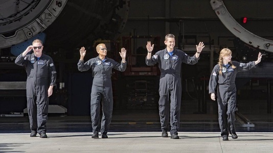Cei patru astronauţi amatori care au fost pe orbita terestră într-o capsulă Dragon ataşată unei rachete SpaceX au revenit pe Pământ - VIDEO - 