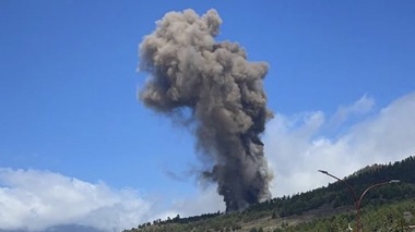 Vulcanul Cumbre Vieja de pe insula La Palma a erupt - VIDEO