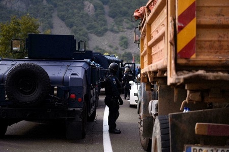 Sârbii din nordul Kosovo au blocat luni drumurile în apropierea frontierei cu Serbia, din cauza unei reguli privind numerele de înmatriculare
