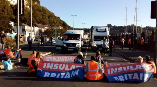Activişti ecologişti din cadrul Insulate Britain blochează accesul în portul britanic Dover şi cer izolarea locuinţelor, în lupta împotriva modificărilor climatice 