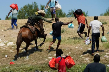 Poliţia americană de frontieră încetează temporar să mai folosească agenţi călare după difuzarea unor imagini considerate umilitoare cu imigranţi haitieni; Biden denunţă fapte ”scandaloase”