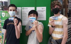 Trei băieţi, Wesley, Jack şi Darcy, în vârstă de 14 şi 15 ani, dezvăluie că au construit site-ul CovidBaseAU, care monitorizează evoluţia epidemiei covid-19 şi vaccinării în Australia