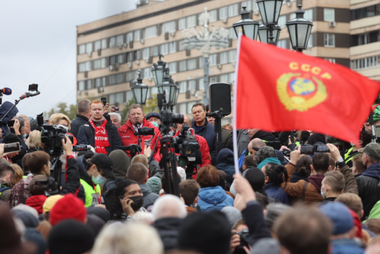 Opoziţia rusă manifestează împotriva unor fraude ”colosale” în alegerile legislative, în timp ce Putin salută o ”victorie convingătoare” şi o democraţie rusă care se consolidează