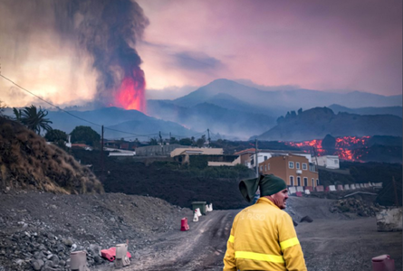 Mai multe cartiere de pe Insula La Palma, izolate de teama unor gaze toxice, la contactul cu marea al lavei Vulcanului Cumbre Vieja