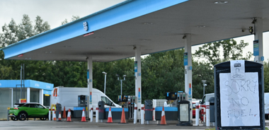 Armata britanică, pusă de Guvernul  Johnson să fie pregătită să-i sară în ajutor în criza penuriei de carburanţi din Marea Britanie, care pune la încercare ”flegma british”